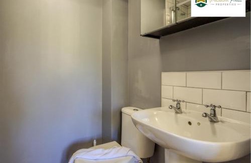 Pentrich Apartment | LOW Price this winter 3 Bedroom House in Coventry - Sleeps 5 - With Free Unlimited Wi-fi, Driveway & Garden By Passionfruit Properties- 26WWC