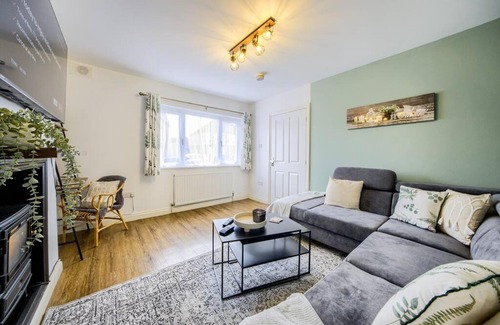 Acresford House | LOW rate for a 4-Bedroom House in Coventry with Free Unlimited Wi-fi 2 Car Parking 53 QMC