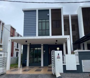 Tebing Tinggi Villa | LOW SEASON PROMOTION! 4B12B Bar 5 min City Center