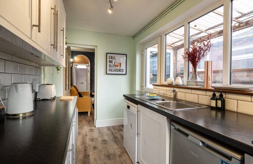 Pontrilas House | Lowell Street - Cosy 2 Bedroom Home in Worcester