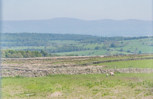 Penrith House | LOWER CARHULLAN, pet friendly, with hot tub in Bampton, Cumbria