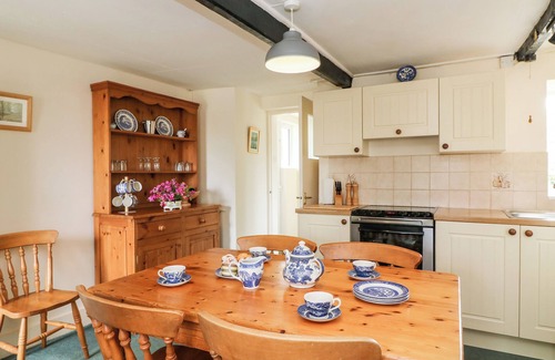 Littlebredy Cottage | LOWER FARM COTTAGE, pet friendly, with open fire in Portesham