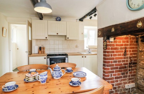 Littlebredy Cottage | LOWER FARM COTTAGE, pet friendly, with open fire in Portesham