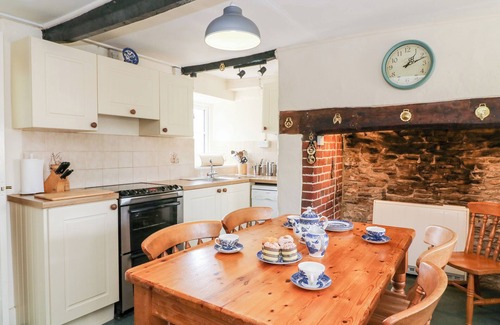 Littlebredy Cottage | LOWER FARM COTTAGE, pet friendly, with open fire in Portesham