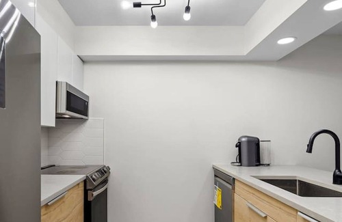 Lower Lonsdale Apartment | Lower Lonsdale Suite