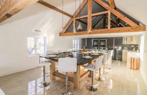 Broadwas Cottage | LOWER TUNDRIDGE COTTAGE, pet friendly, with hot tub in Suckley