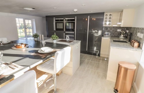 Broadwas Cottage | LOWER TUNDRIDGE COTTAGE, pet friendly, with hot tub in Suckley