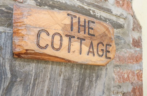 Brazzacott Cottage | LOWER WEST CURRY COTTAGE, pet friendly, with a garden in Launceston