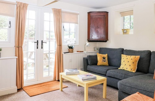 Winchester Cottage | LOWER WHITEFLOOD FARM COTTAGE, pet friendly, with a garden in Twyford