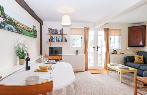 Winchester Cottage | LOWER WHITEFLOOD FARM COTTAGE, pet friendly, with a garden in Twyford