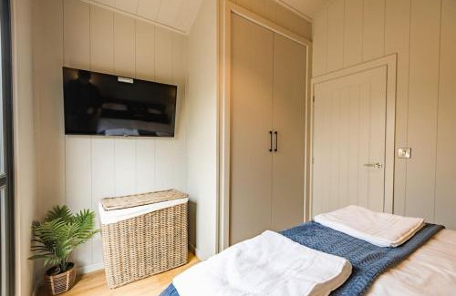 Grimsby Ski Chalet | Lowfield Lodge & Hot Tub - Humberston Fitties Beach