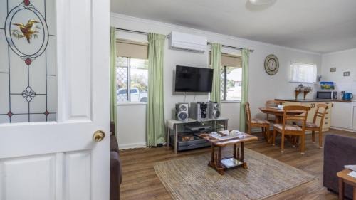 Bongaree House | Lowset, pet friendly cottage - Sunset Ave, Bongaree