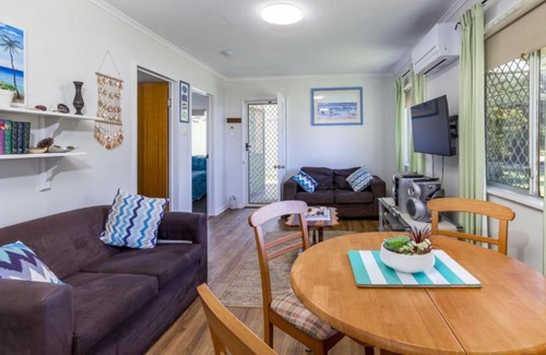 Bongaree House | Lowset, pet friendly cottage - Sunset Ave, Bongaree