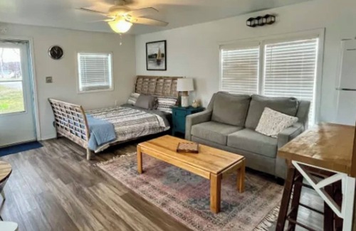 Grove Cottage | LPC 4 Vintage Fishing Cabin, Lake View, Boat Parking, close to boat ramp, slps 2