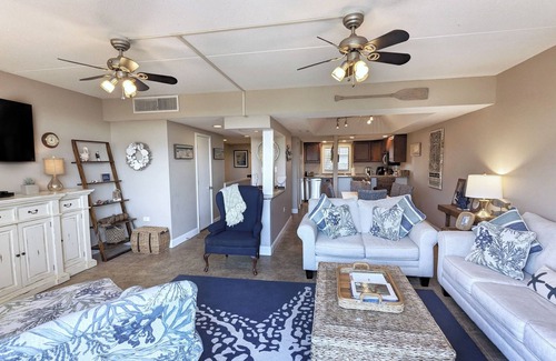 North Litchfield Beach Condo | LR-324 Second Row Condo - North Litchfield Beach - Community Pool