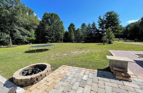 Covert House | Lrg. Estate w/2 Backyards, 4 Master Bedrooms, 2 Living Rooms, Minute From Beach