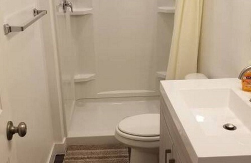 Layton House | LRG Pet Friendly Queen Bed W/Private TV & Waffles