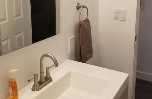 Layton House | LRG Pet Friendly Queen Bed W/Private TV & Waffles