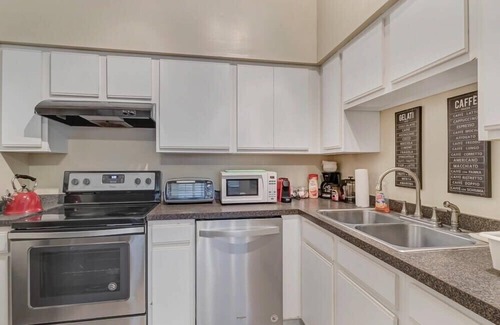 Springfield Apartment | LT Stay Discounts! Cozy 2 BR Apt - Pet Friendly!