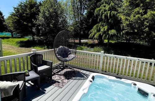 Allerthorpe House | Lucas Lodge with Hot Tub