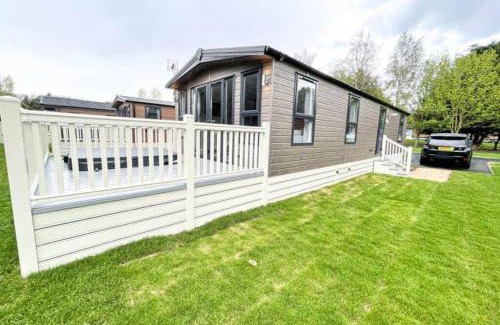 Allerthorpe House | Lucas Lodge with Hot Tub