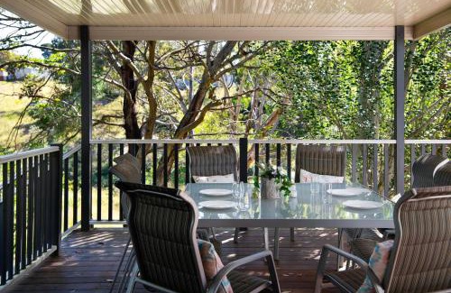 Hepburn Springs Apartment | Lucini Two -outdoor deck with bush views