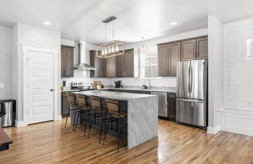 South Nashville House | Lucky Bachelor 5 Min to Broadway With Hot Tub