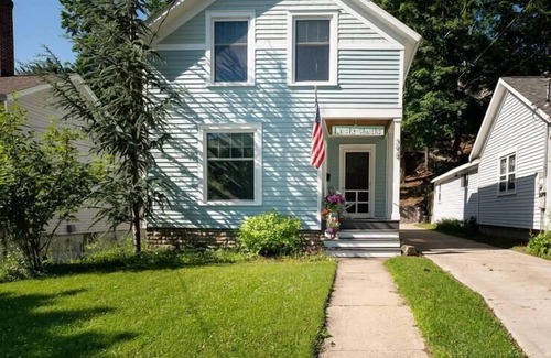 Grand Haven House | Lucky Chuck's cottage in the heart of Grand Haven