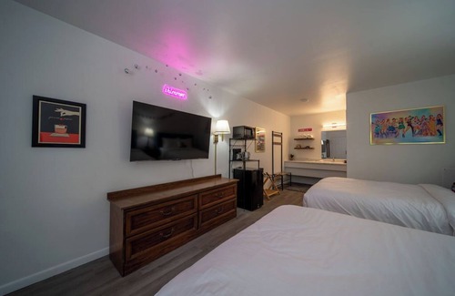 Eureka Springs Resort | Lucky Number 13 is so Gorgeous, your heart hands will be showing!