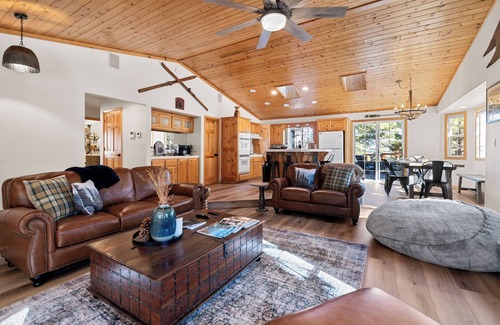 Upper Moonridge Cabin | Lucky Paws