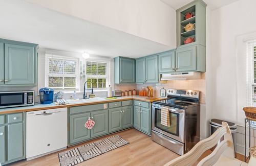 Greensboro House | Lucy's Lodge: Walk to it ALL