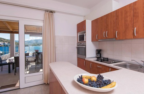 Dubrava Apartment | Luka Dubrava is a small fishing village in the middle of Peljesac, with only a few houses.