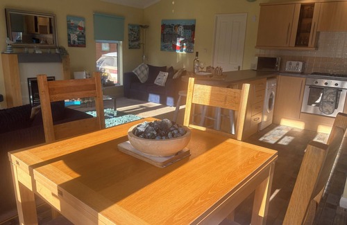 Liverton Cabin | LUKES LODGE, DEVON, HOT TUB, PET FRIENDLY, sleeps 6 FINLAKE HOLIDAY PARK