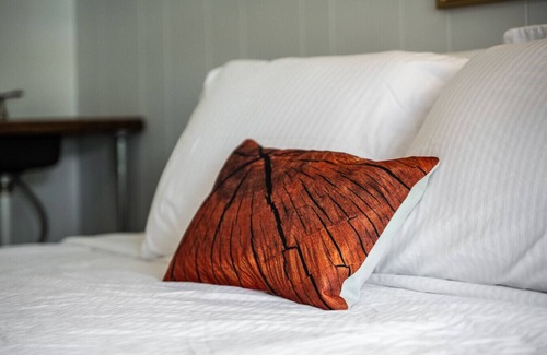 Balsam Lake Hotel | Lumber Jill Lodge #17 – King Bed Retreat