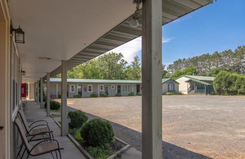 Balsam Lake Apartment | Lumberjill Lodge 11 King Room