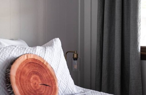 Balsam Lake Hotel | LumberJill Lodge #3 | Deluxe King Room