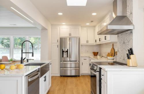 Isle of Palms House | Lumie by AvantStay 5BR Ranch w Firepit Patio