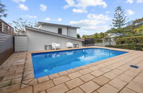 Silverwater House | Luminara Lago 6br Waterfront Retreat with Pool at Silverwater