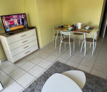 Villeneuve Loubet Beach Apartment | LUMINEUX 2 PIECES, TERRASSE, GARAGE PRIVE, en BORD DE MER