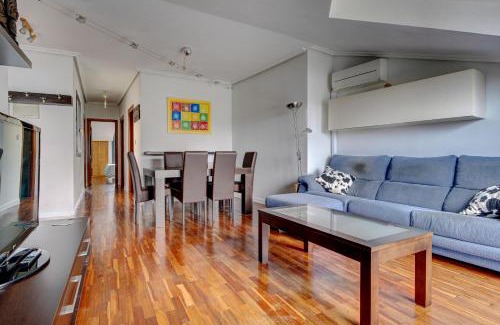 Irun Apartment | Luminoso ático con terraza, Irún, Parking, 4Pax