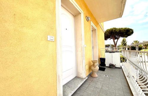 Avenza Apartment | Luminoso appartamento indipendente, al mare !