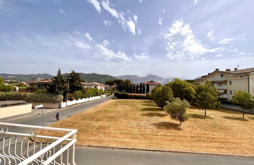 Avenza Apartment | Luminoso appartamento indipendente, al mare !