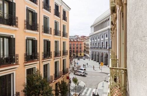 Palacio Apartment | Luminous Indian Suite with Two Balconies in Opera