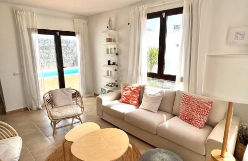 Playa Blanca Villa | Luna Blanca - Modernes Ferienhaus mit privat Pool & WLAN