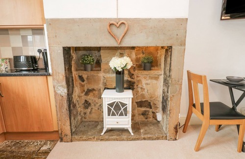 Honley Cottage | LUNA COTTAGE, pet friendly, with a garden in Holmfirth