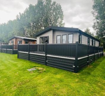 Allerthorpe House | Luna Lodge with Hot Tub