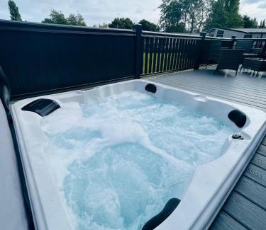 Allerthorpe House | Luna Lodge with Hot Tub