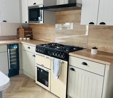 Allerthorpe House | Luna Lodge with Hot Tub