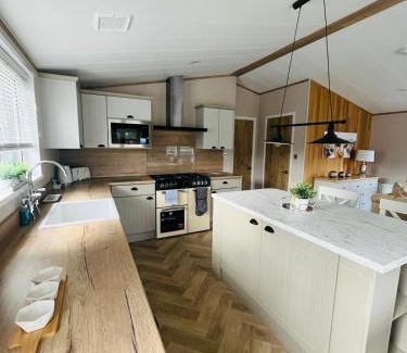 Allerthorpe House | Luna Lodge with Hot Tub