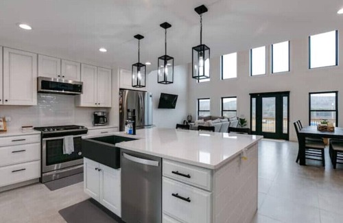 Town of Veteran House | Luna's Loft - Modern Country Home with Hot Tub